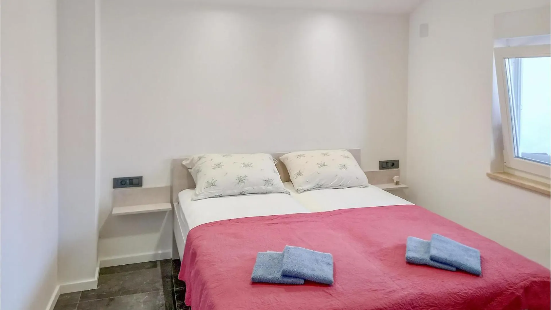 Cozy Apartment In Vir With Wifi